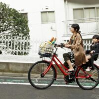 2026年4月から、自転車での交通違反に対して罰金が科されるようになります。 これまで「注意」や「講習」で済んでいたものが、いよいよ本格的に取り締まりの対象となるわけです。 私たち探偵の仕事でも、自転車を使って対象者を尾行するケースがあります。 ルールが厳しくなることで調査に影響が出る部分もありますが、法律や条例の改正に合わせ、工夫しながら対応していく必要があります。 しかし、調査中だけではなく、日常生活の中でも自転車マナーの悪さは目につきます。 私が通勤する道でも、子供を後ろに乗せた母親が、横断禁止の国道を渡っていく姿をよく見かけます。しかも車は青信号で走っている最中。とても危険で、見ているこちらがヒヤヒヤしてしまいます。 本来、自転車は便利な移動手段であると同時に、「歩行者より速く、車より弱い」という立場。 だからこそルールを守って安全に利用することが求められます。 2026年4月から始まる罰則強化は、多くの人の意識を変えるきっかけになるかもしれません。 でも本当に大事なのは「罰金を取られるから気をつける」のではなく、「自分と周りの命を守るために気をつける」こと。 ぜひ、日常の中で自転車マナーを意識して、安心・安全な生活を送っていただきたいと思います。