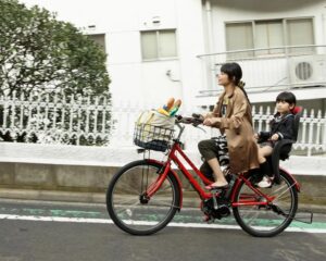 2026年4月から、自転車での交通違反に対して罰金が科されるようになります。 これまで「注意」や「講習」で済んでいたものが、いよいよ本格的に取り締まりの対象となるわけです。 私たち探偵の仕事でも、自転車を使って対象者を尾行するケースがあります。 ルールが厳しくなることで調査に影響が出る部分もありますが、法律や条例の改正に合わせ、工夫しながら対応していく必要があります。 しかし、調査中だけではなく、日常生活の中でも自転車マナーの悪さは目につきます。 私が通勤する道でも、子供を後ろに乗せた母親が、横断禁止の国道を渡っていく姿をよく見かけます。しかも車は青信号で走っている最中。とても危険で、見ているこちらがヒヤヒヤしてしまいます。 本来、自転車は便利な移動手段であると同時に、「歩行者より速く、車より弱い」という立場。 だからこそルールを守って安全に利用することが求められます。 2026年4月から始まる罰則強化は、多くの人の意識を変えるきっかけになるかもしれません。 でも本当に大事なのは「罰金を取られるから気をつける」のではなく、「自分と周りの命を守るために気をつける」こと。 ぜひ、日常の中で自転車マナーを意識して、安心・安全な生活を送っていただきたいと思います。