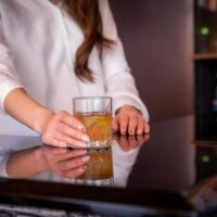 妻がキャバクラ・スナックで働き始めたら|家計のための選択が家庭崩壊を招く理由