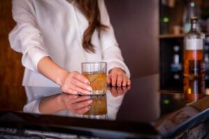 妻がキャバクラ・スナックで働き始めたら|家計のための選択が家庭崩壊を招く理由