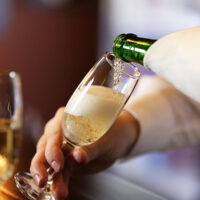 札束でできた王冠 お金と浮気