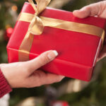 クリスマス時期の“プレゼント購入”は浮気のサインになりやすい。レシート・カード履歴・行動の変化をどう読むか