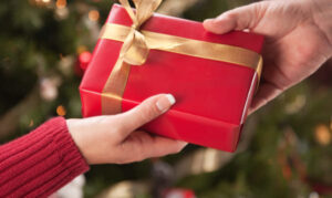 クリスマス時期の“プレゼント購入”は浮気のサインになりやすい。レシート・カード履歴・行動の変化をどう読むか