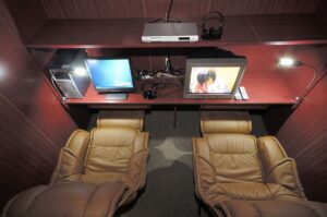 毎回ネットカフェで密会する浮気カップル…「不貞の証拠」が取りづらい理由と現実的な対策