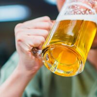 浮気調査中に見える飲酒運転と、依頼者の不安