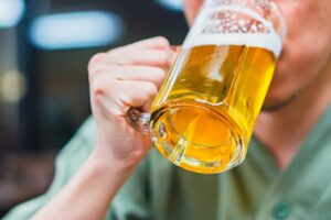 浮気調査中に見える飲酒運転と、依頼者の不安