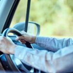 茨城では普段は車移動なのに、休日だけ徒歩で外出することがあります。浮気調査をすると、自宅から一本違う道まで浮気相手が車で迎えに来ていたというケースも。意外と自宅近くで行われる浮気の待ち合わせについて解説します。