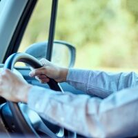 茨城では普段は車移動なのに、休日だけ徒歩で外出することがあります。浮気調査をすると、自宅から一本違う道まで浮気相手が車で迎えに来ていたというケースも。意外と自宅近くで行われる浮気の待ち合わせについて解説します。