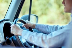 茨城では普段は車移動なのに、休日だけ徒歩で外出することがあります。浮気調査をすると、自宅から一本違う道まで浮気相手が車で迎えに来ていたというケースも。意外と自宅近くで行われる浮気の待ち合わせについて解説します。